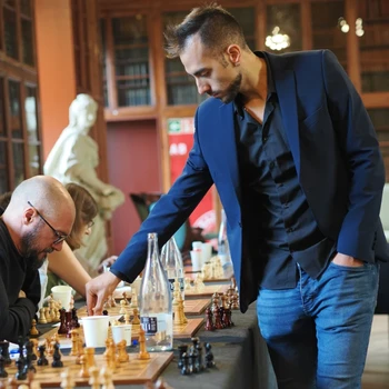 GM Tomás Sosa dando una simultánea